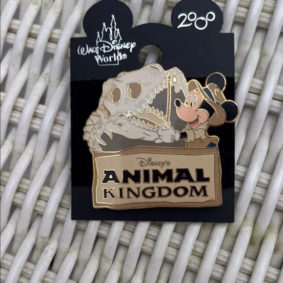 Disney Animal Kingdom Mickey Dinosaur Skull Gold Black Enamel Brooch - Picture 3 of 3